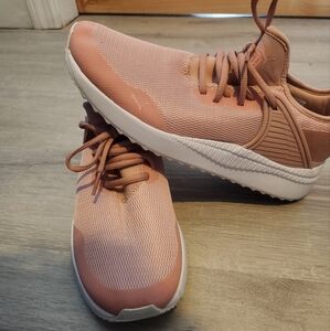 Women's Puma soft foam+ pink sneakers size 9